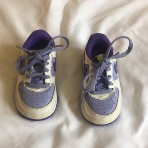 Toddler purple and white low top Nike’s for girls.